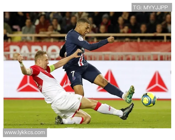 巴黎圣日耳曼客场2比0战胜摩纳哥，豪取法甲榜首！