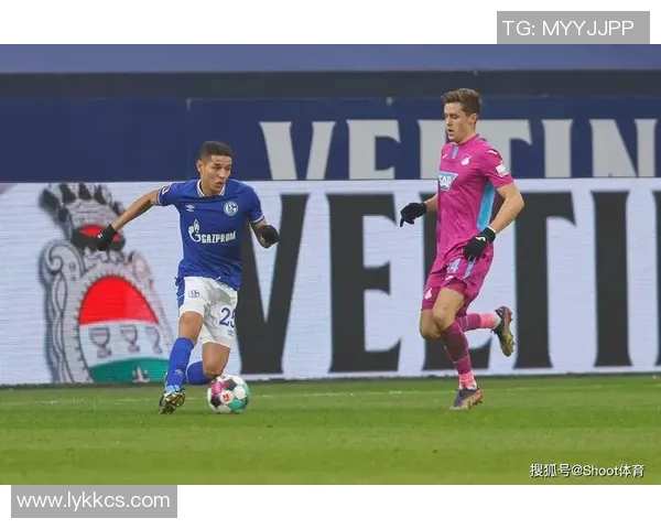 德甲中下游球队陷入动荡法兰克福击败沙尔克04势不可挡