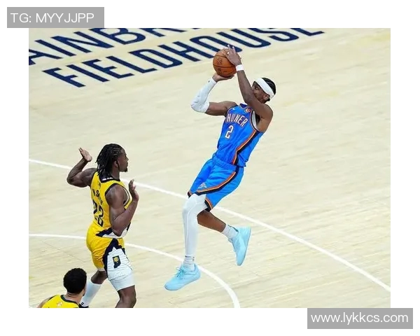 雷霆与勇士在季后赛中展开激烈角逐,球迷沸腾不已