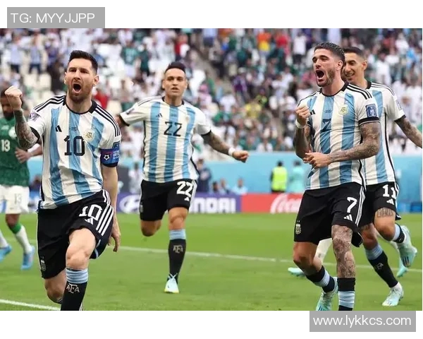 梅西领衔阿根廷国家队问鼎美洲杯冠军,开启新赛季态势强劲 梅西领衔阿根廷国家队问鼎美洲杯冠军,开启新赛季态势强劲