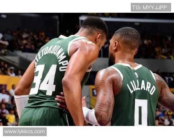 米尔沃基雄鹿队员集体努力,备战新赛季 米尔沃基雄鹿队员集体努力,备战新赛季