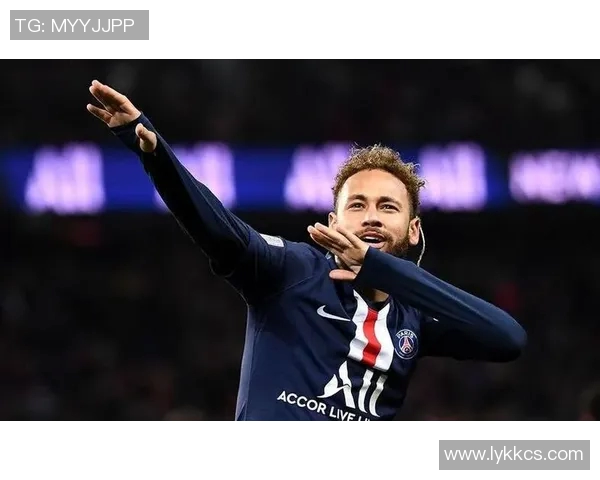 内马尔凭借绝佳表现帮助巴黎轻松击败里尔，登上法甲榜首位置