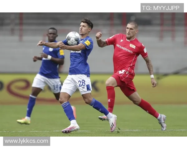 沙尔克04主场战平凯泽斯劳滕，难分高下展现实力